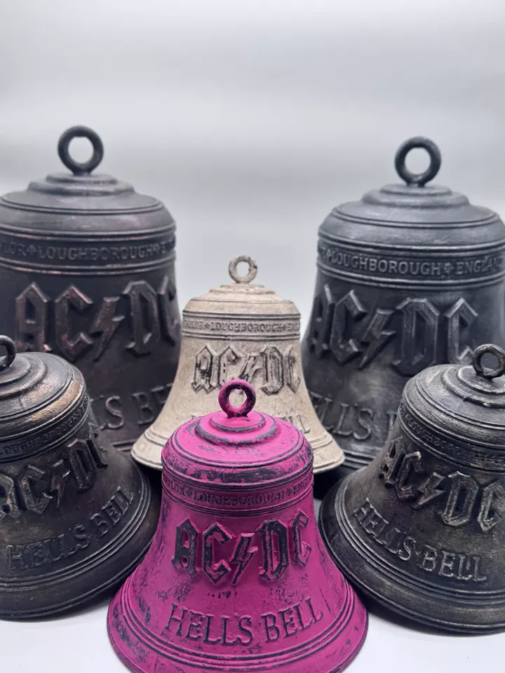 Cloches décoratives imprimées en 3D et patinées à la main, cinq en teinte bronze et une rose