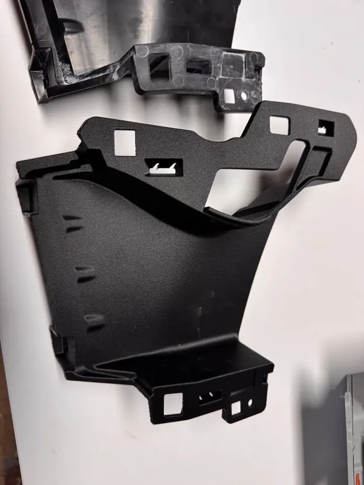 Pièce technique noire de carrosserie automobile, refaite sur mesure en impression 3D